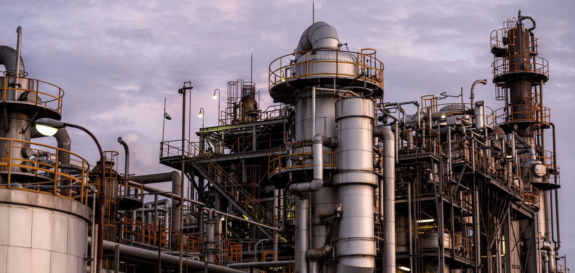 В Волгограде после пожара отключили половину мощности НПЗ