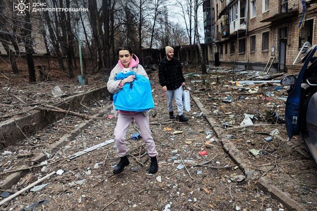 Удар по Кривому Рогу: рятувальники загасили пожежу в квартирі та розгорнули штаб допомоги. Фото