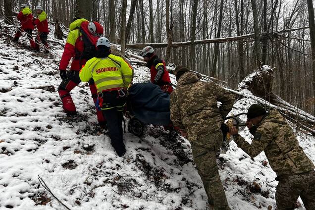 Искали почти 5 часов: пограничники достали из пропасти закарпатца без сознания, который хотел бежать за границу. Фото и видео