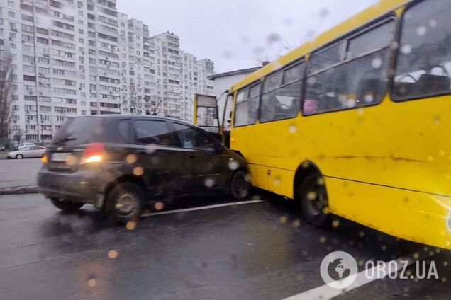 У Києві легковик протаранив автобус із дітьми. Подробиці та фото