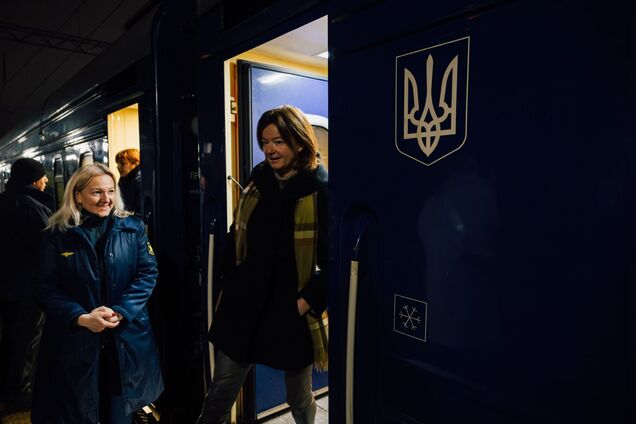 До Києва прибула з візитом очільниця МЗС Словенії. Фото