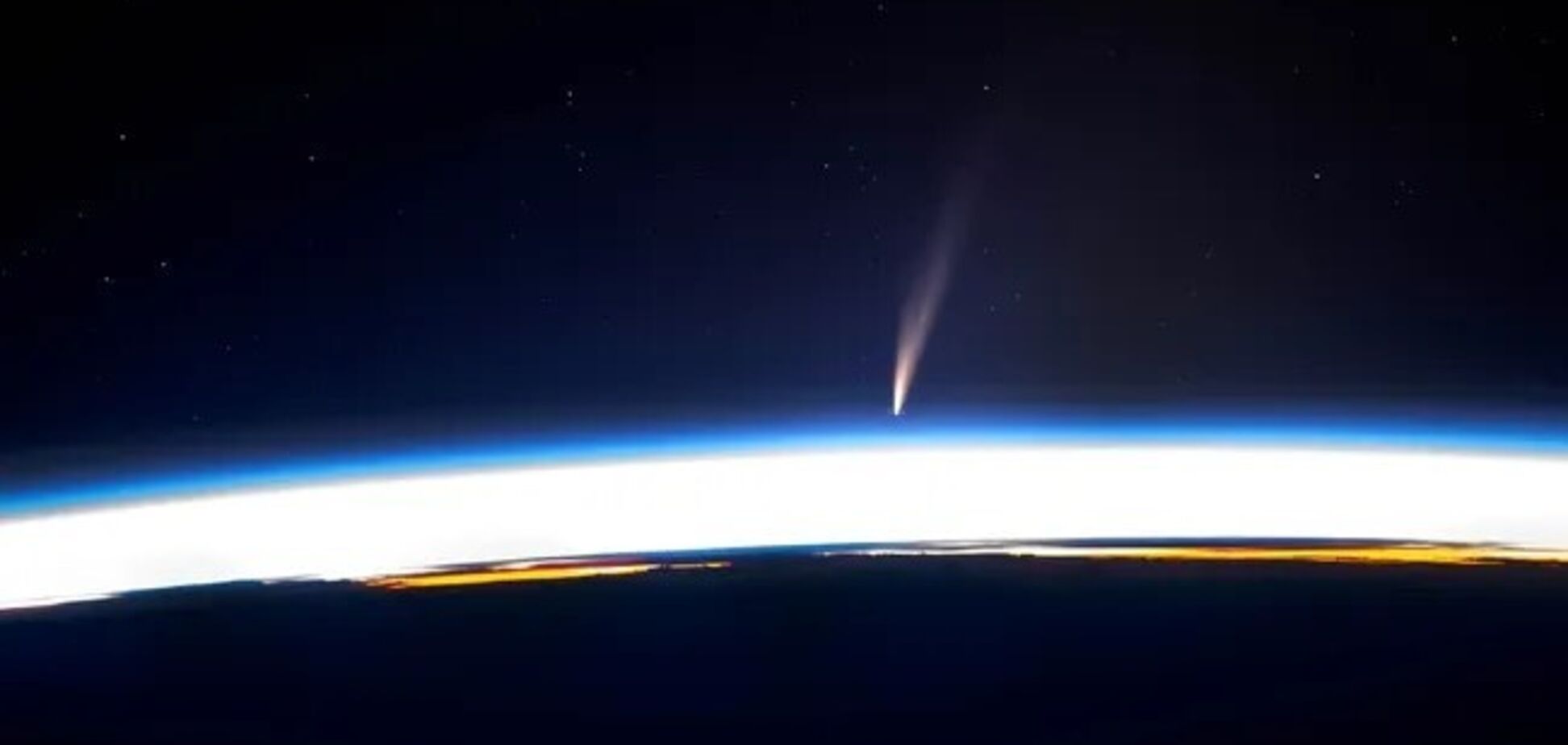 Комету, которая последний раз приближалась к Земле 160 тысяч лет назад, сняли с борта МКС. Фото