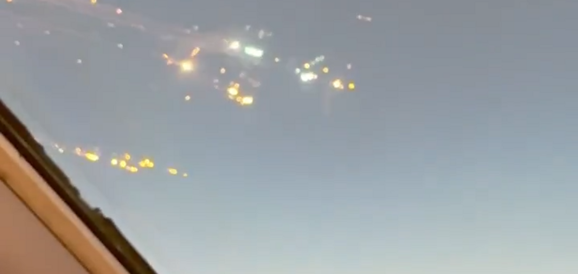 Обломки ракеты Илона Маска после взрыва едва разминулись с самолетом: момент попал на видео