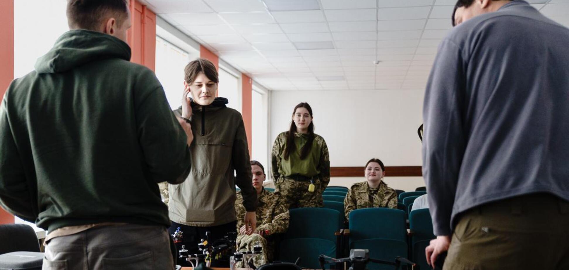 Теория – для всех, практика – для мужчин: какой будет базовая военная подготовка в вузах Украины