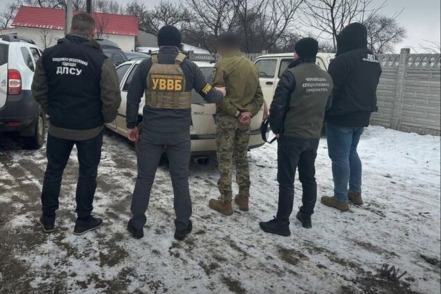 В багажнике за 20 тыс. евро: на Буковине поймали пограничника, переправлявшего мужчину в Румынию