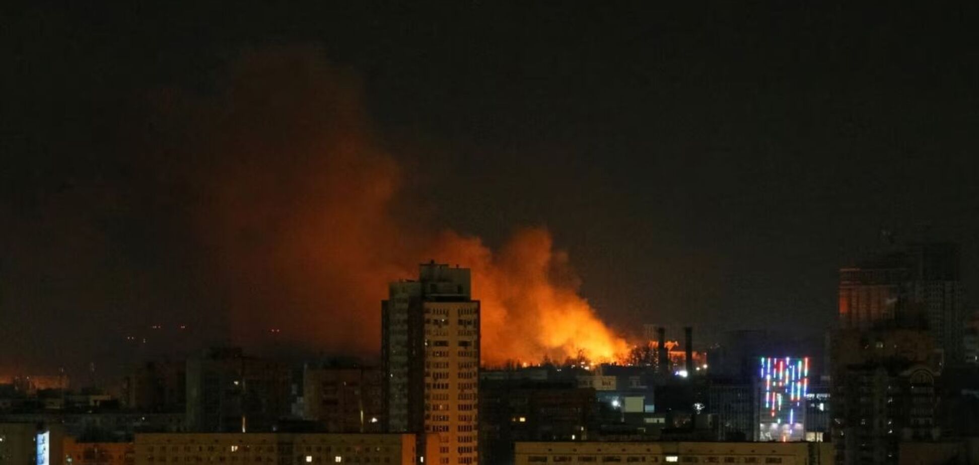 Момент вибуху балістичної ракети у Києві зняли на відео