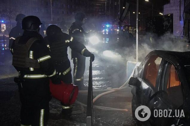 Сгоревшие авто, выбитые окна и 'наводнение': в ГСЧС показали первые фото последствий атаки армии РФ на Киев