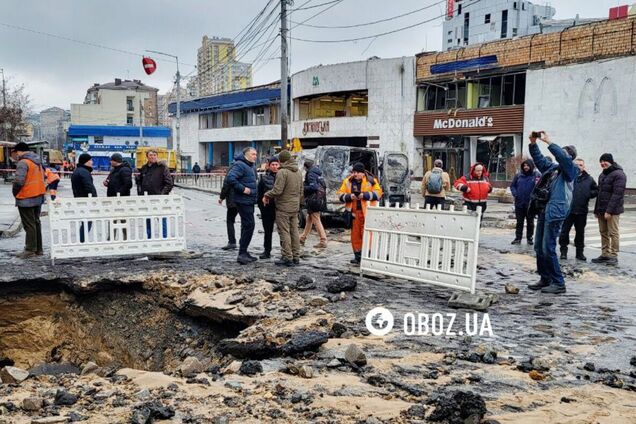 Разбиты фасады и окна, сгоревшие авто и огромная воронка: фоторепортаж с места атаки окупантов по Киеву