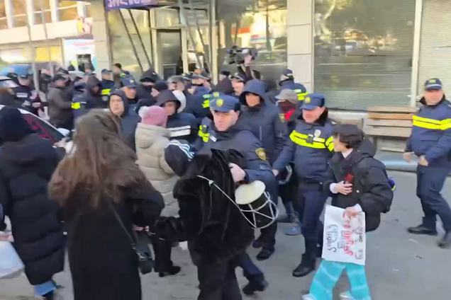 У Тбілісі прихильники опозиції пікетували відділення поліції: щонайменше шістьох людей затримали. Відео