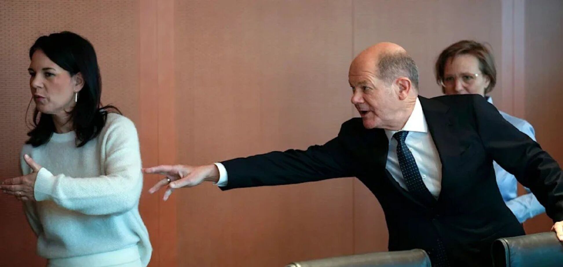 Бербок сбежала от Шольца из-за отказа помогать Украине? РосСМИ расшерили в сети лживую версию фото