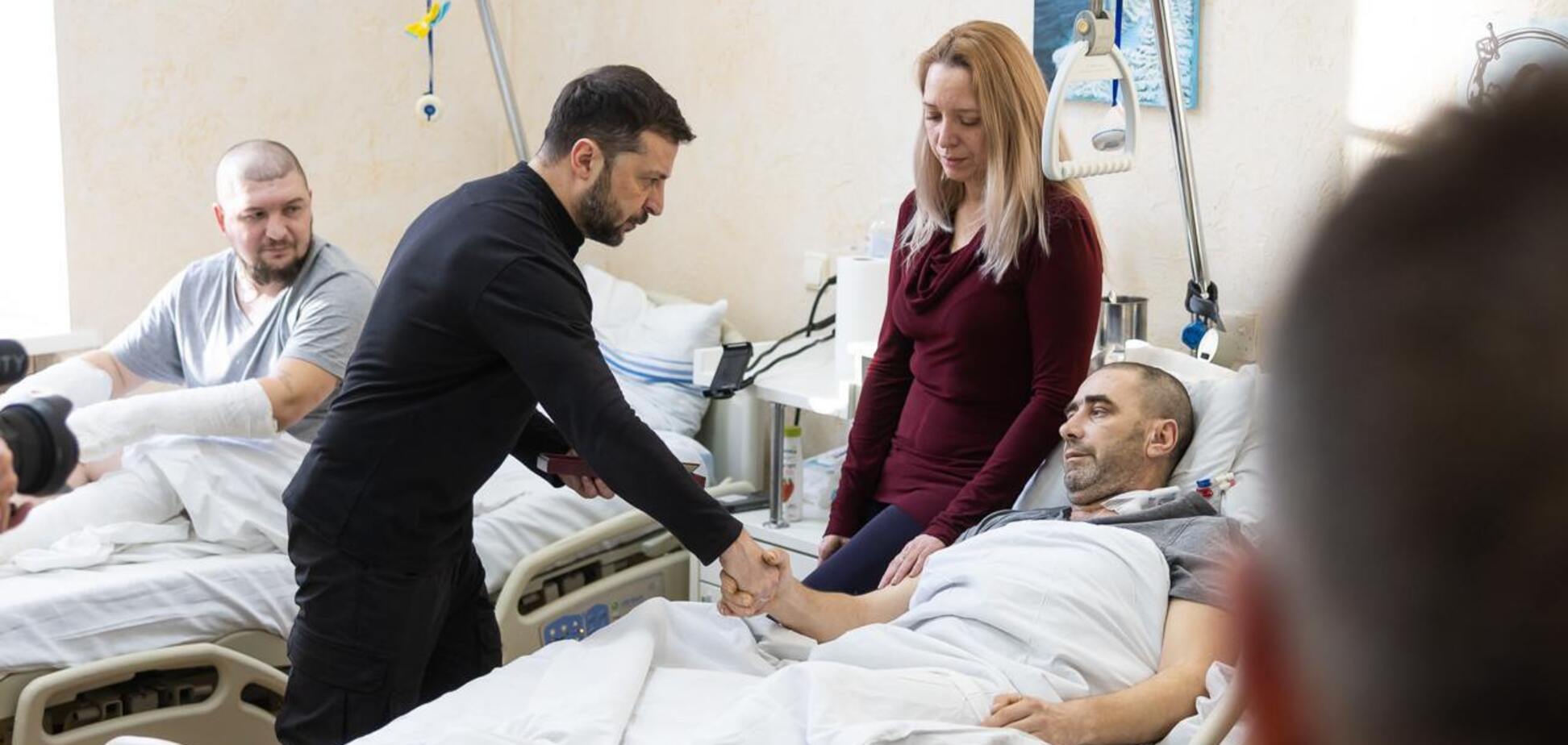 Зеленський відвідав воїнів, які зазнали поранень на найгарячіших напрямках фронту. Фото і відео