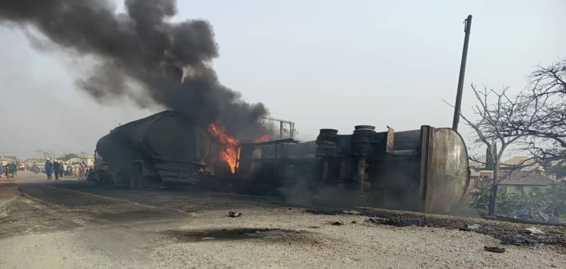 Одна из самых ужасных аварий в истории страны: в Нигерии взрыв бензовоза унес жизни не менее 70 человек