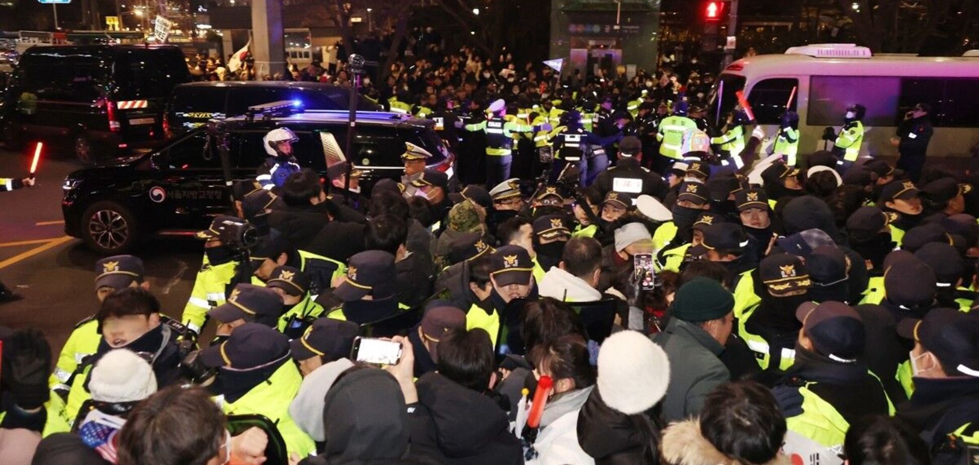 В Южной Корее суд выдал ордер на арест отвлеченного президента страны: на улицах начались протесты. Фото и видео