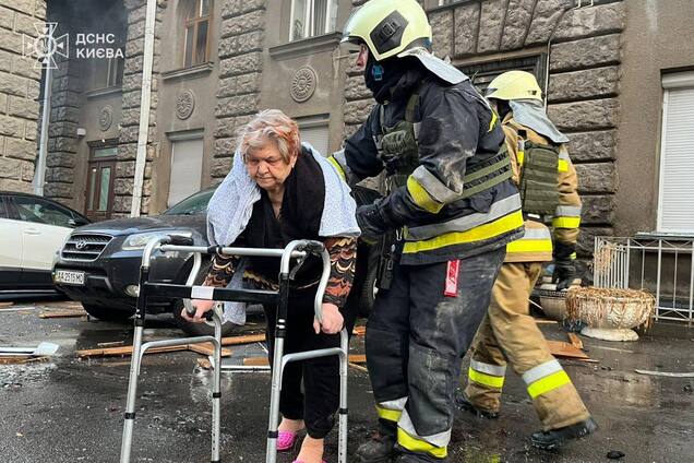 'Сердце выпрыгивало из груди': история 90-летней киевлянки, пережившей ужасную атаку РФ по центру Киева в новогоднюю ночь