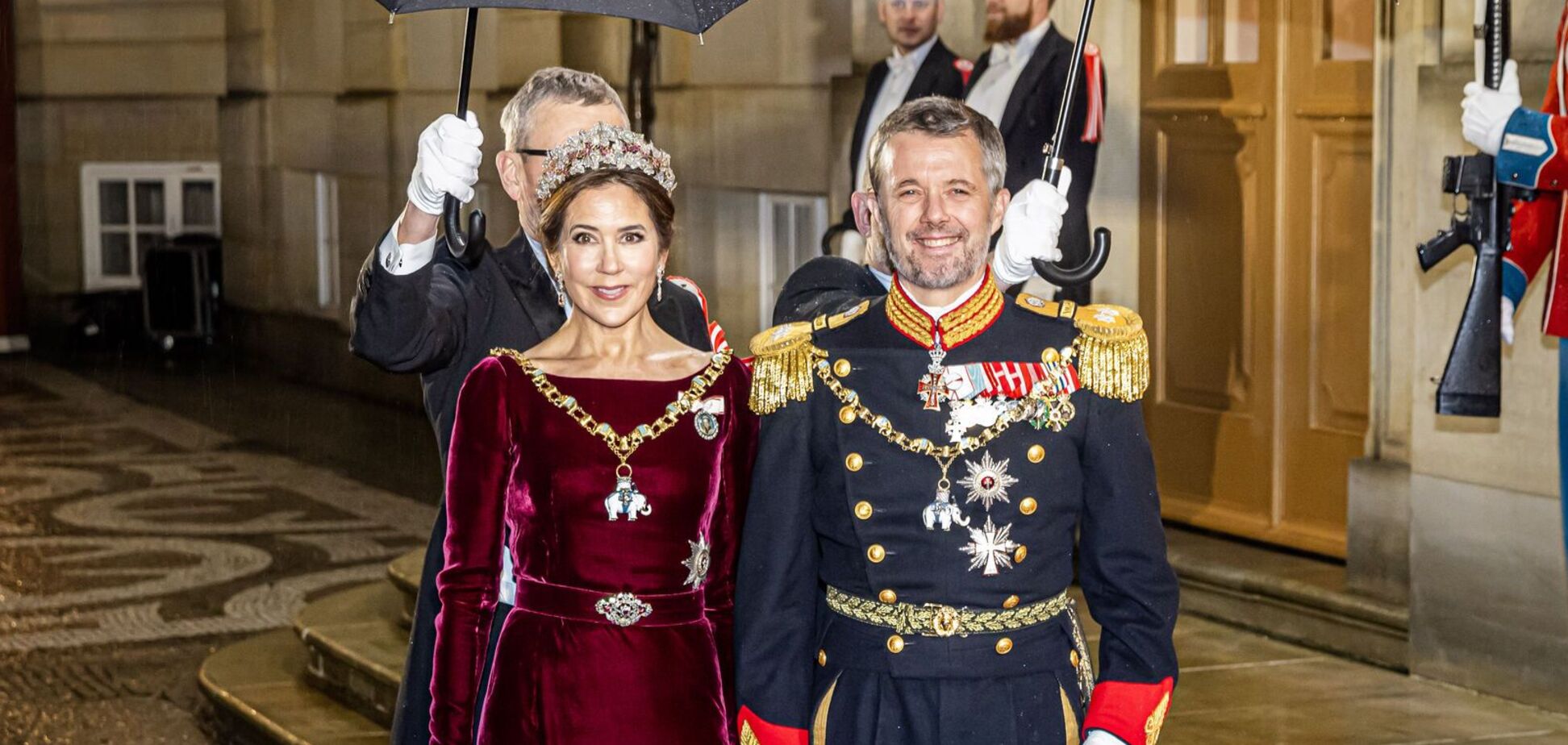 Ніби кадри з казки. Король Данії Фредерік і королева Марія влаштували свою першу новорічну вечерю для всієї родини