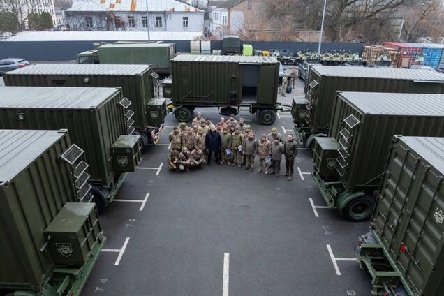 Украинские воины получили новые стирально-душевые комплексы от Порошенко. Фото