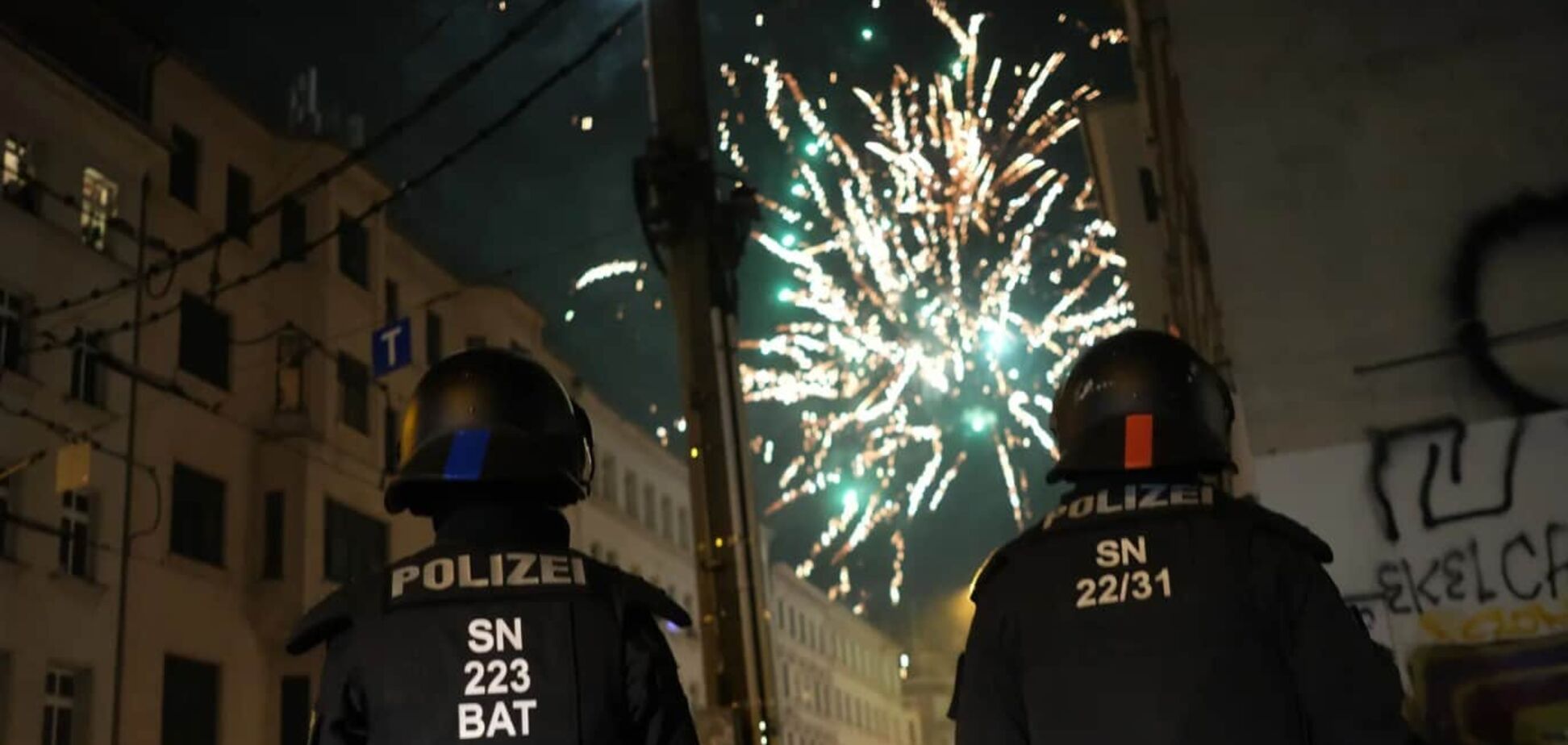В Германии устроили безумные развлечения на Новый год: есть погибшие, в Берлине задержаны сотни человек. Видео