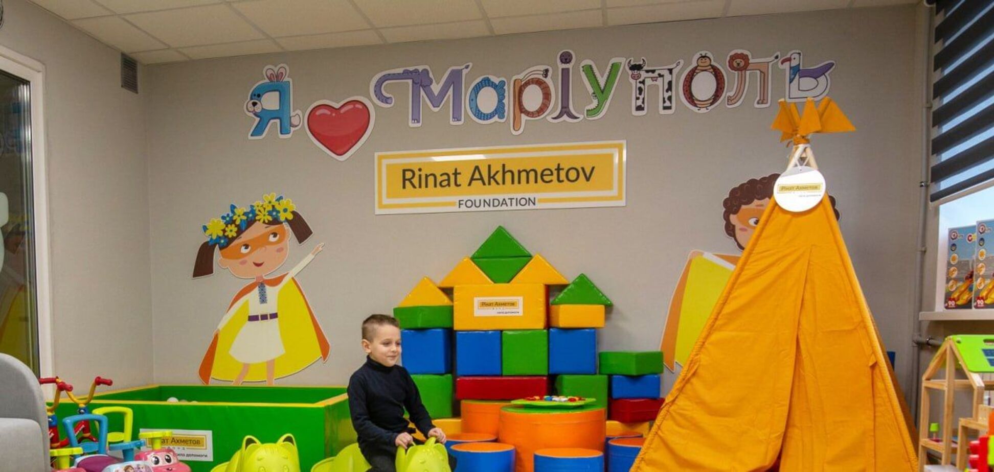 "Пью кофе в своем уголке": Фонд Рината Ахметова поддержал обустройство социального жилья для мариупольцев в Киеве