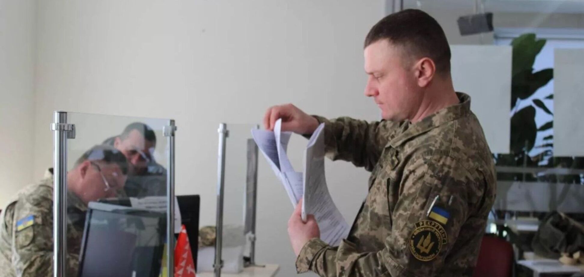 Имеет ли право на отсрочку мужчина, на иждивении которого находятся трое детей, один из которых совершеннолетний: объяснение