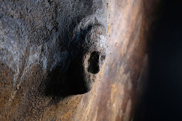 Археологи розгледіли на стінці цистерни в Лівії загадкове людське обличчя. Фото
