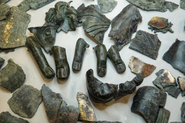 На стародавньому звалищі в Туреччині знайшли 2000 фрагментів бронзових статуй. Фото