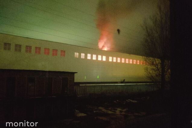 Дрони атакували авіаційний завод у російському Смоленську: там спалахнула пожежа. Відео