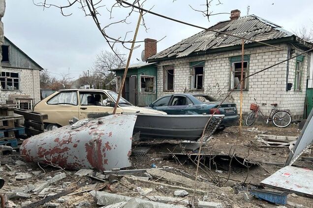 'Вилетіли всі вікна': мешканці Кременчука розповіли про ворожу атаку і показали наслідки. Відео 