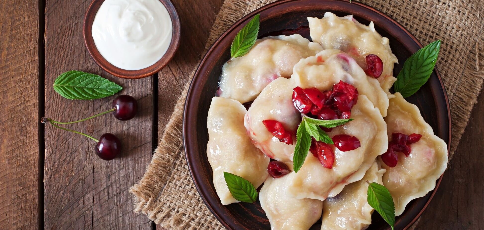 Вареники с вишнями и творогом: как приготовить цветное тесто
