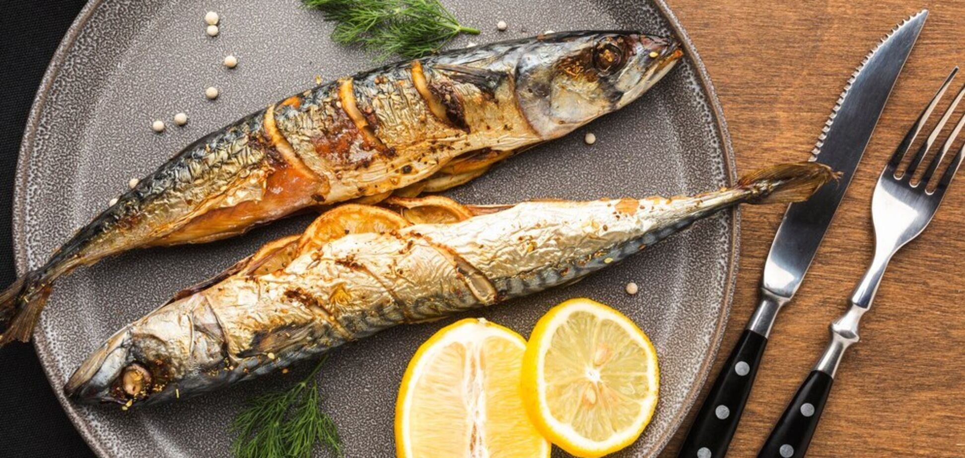 Как вкусно запечь сочную скумбрию с апельсином: вкус рыбы вас приятно удивит