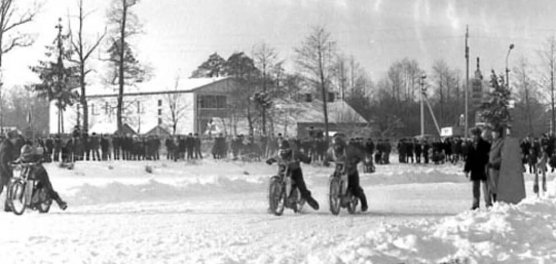 На Волині у минулому столітті проводили мотоперегони на льоду: архівні фото