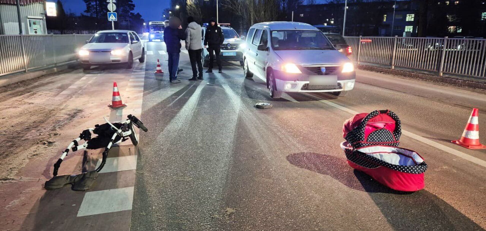 На Рівненщині водій збив жінку із немовлям у візочку: дитина загинула. Фото