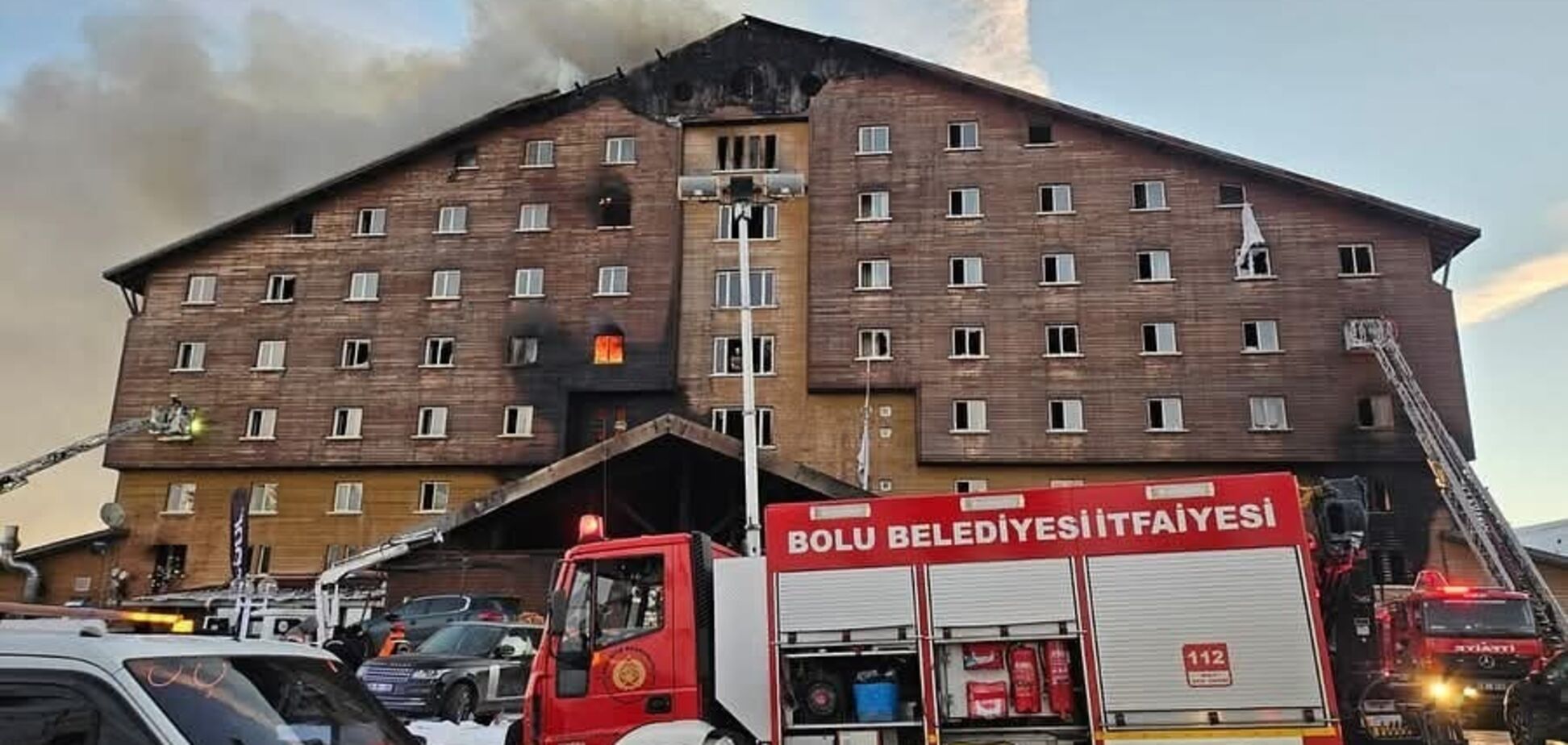 Не чули сигналу тривоги: кількість загиблих під час пожежі в готелі на гірськолижному курорті Туреччини зросла до 76 осіб
