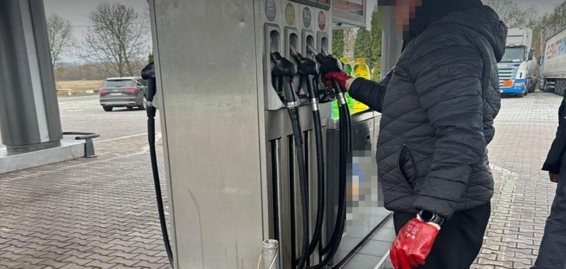 На многих АЗС украинцам вместо бензина заливали фальсификат