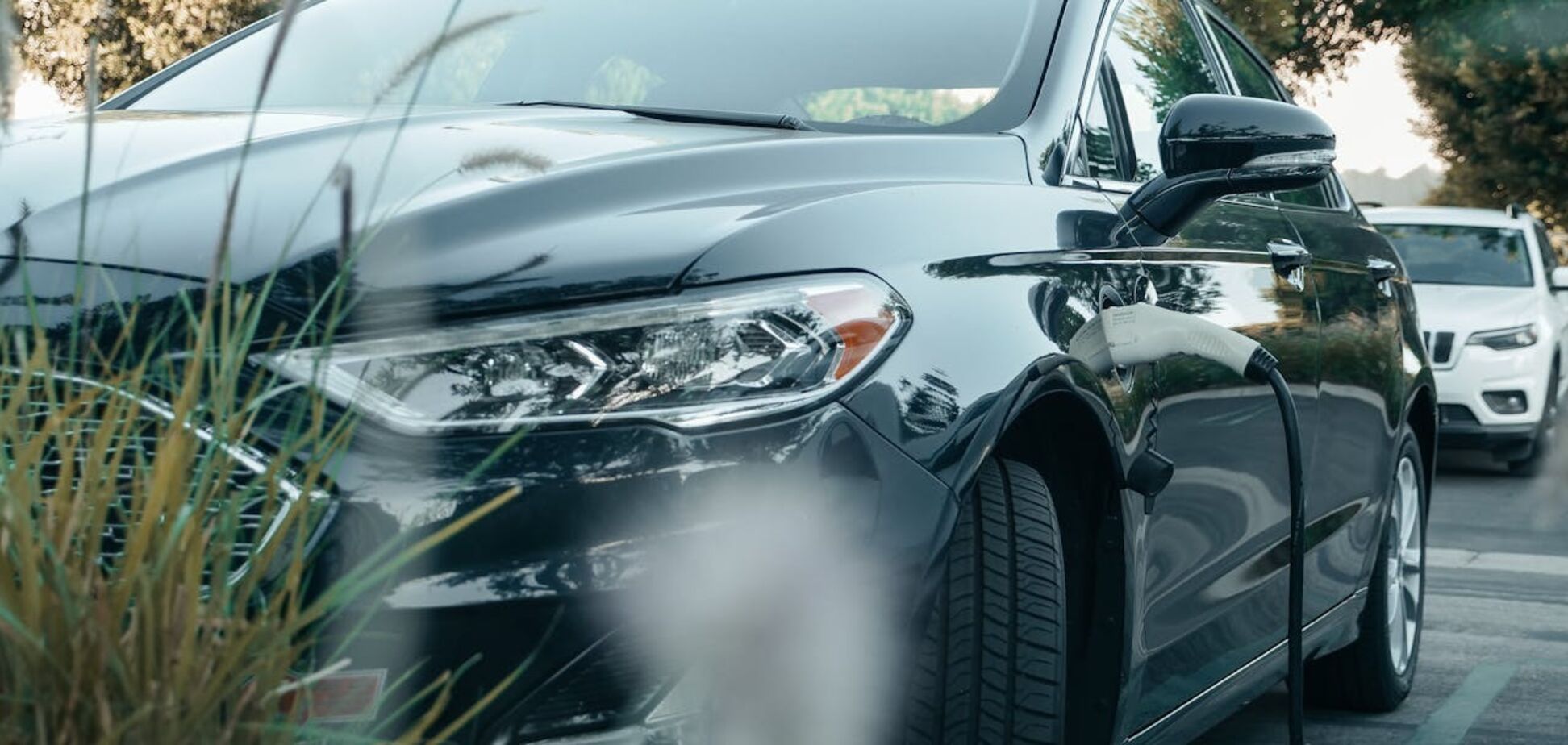 Электромобили с самым большим запасом хода: лучшие модели в 2025 году