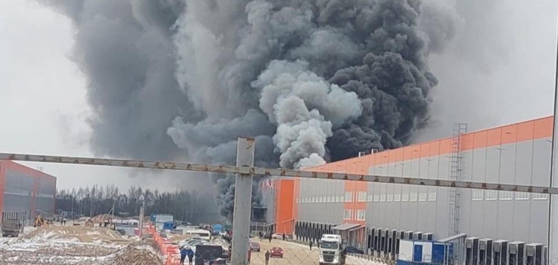 Столб дыма виден издалека: в Подмосковье вспыхнул мощный пожар на складах. Видео