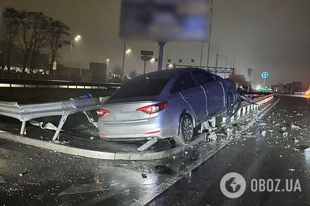 В Киеве пьяный водитель на скорости влетел в отбойник. Подробности ДТП и фото