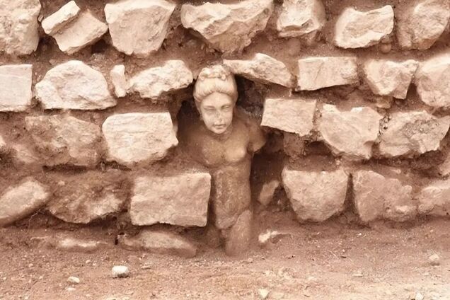 Юноша в стене. На развалинах античного города Филиппы обнаружили уникальную находку
