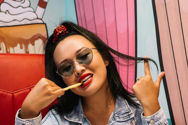 Простая и эффектная прическа из 80-х вернулась в моду: как ее повторить