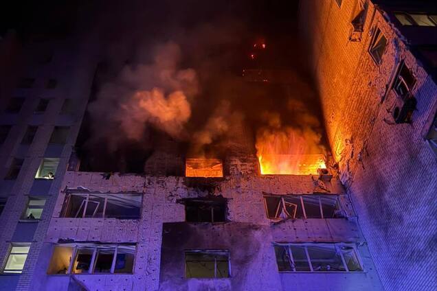 'Усю ніч тривали рятувальні роботи': Зеленський відреагував на удар РФ по Київщині і звернувся до Заходу. Відео