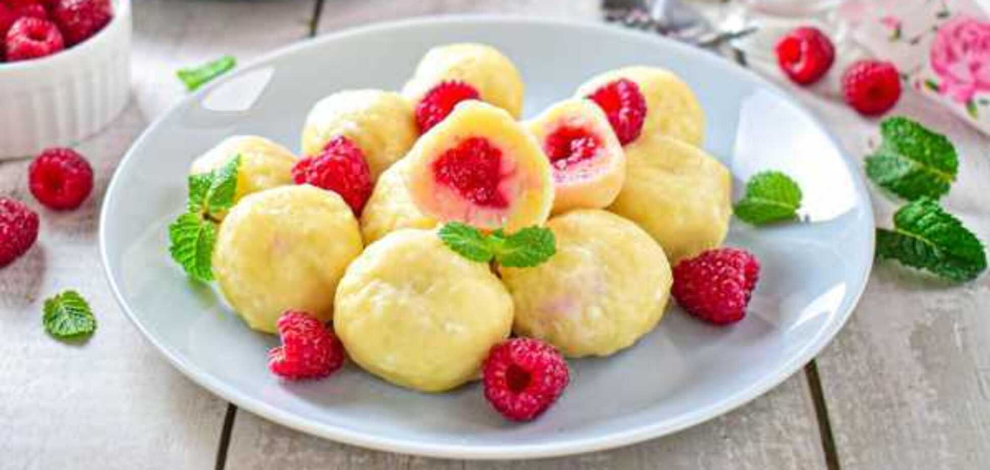 Оригінальний рецепт лінивих вареників з ягодами та маком: точно сподобаються дітям