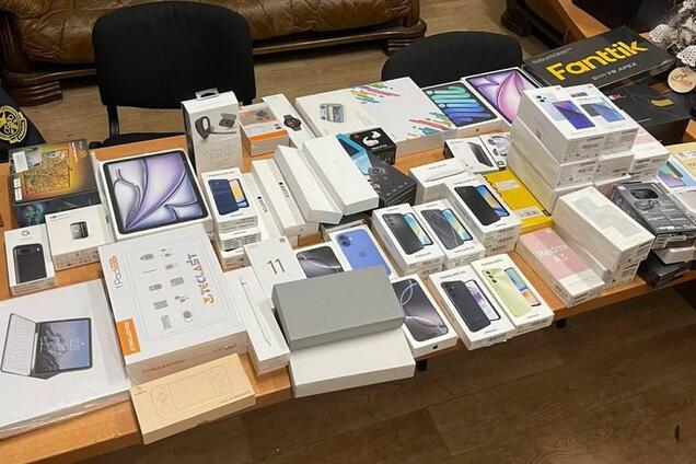Контрабандные гаджеты Apple. Иллюстрация