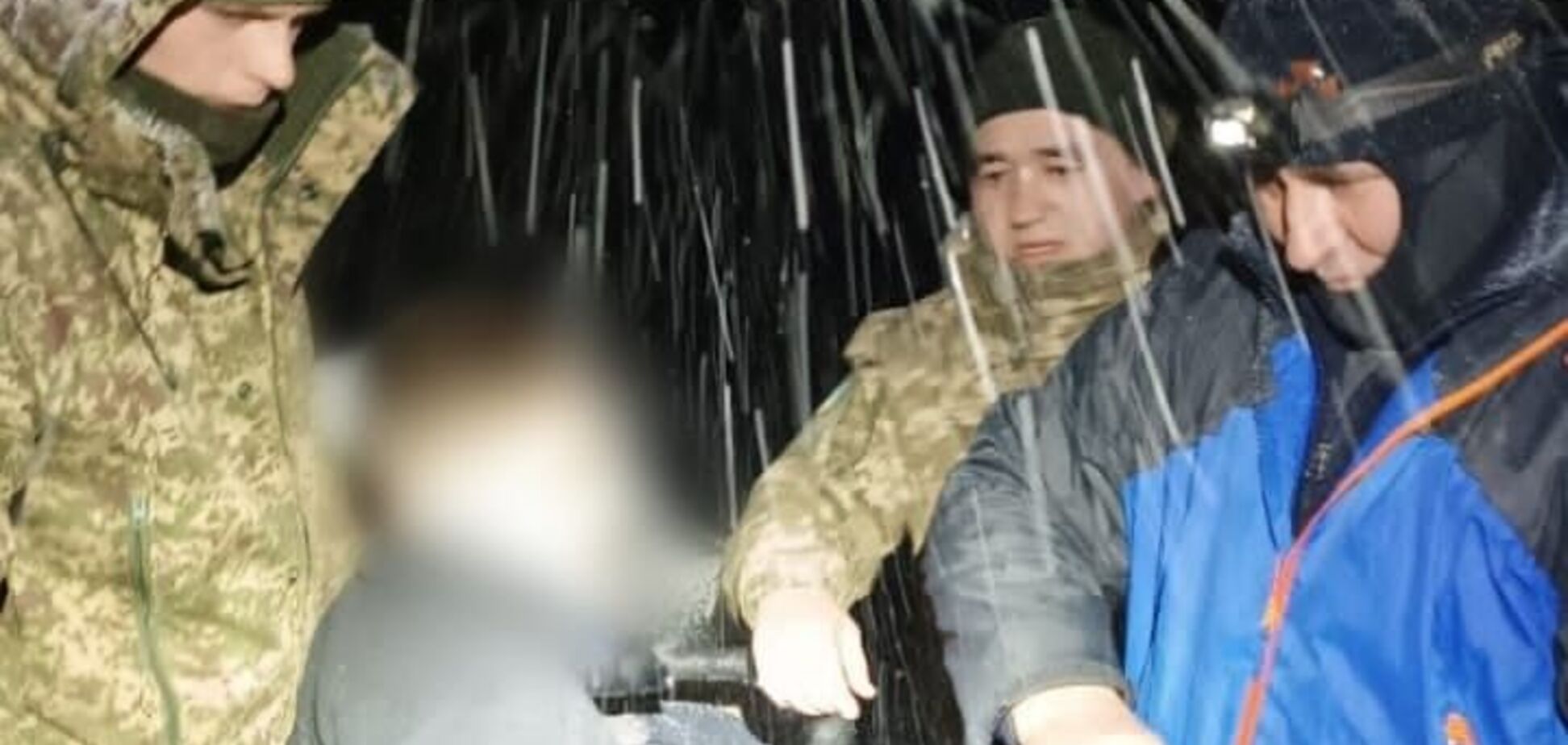 'Хотел в Румынию – попал в реанимацию': пограничники спасли в горах обмороженного нарушителя границы. Фото