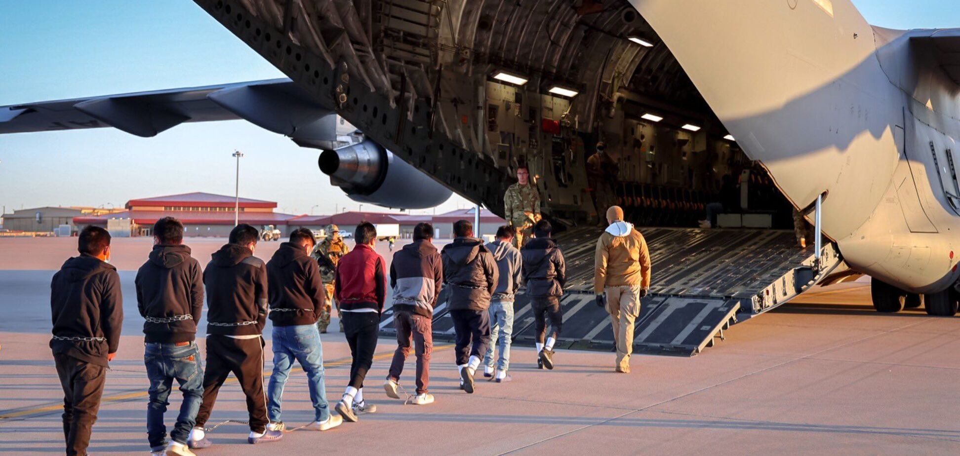 США начали массовую депортацию нелегальных мигрантов