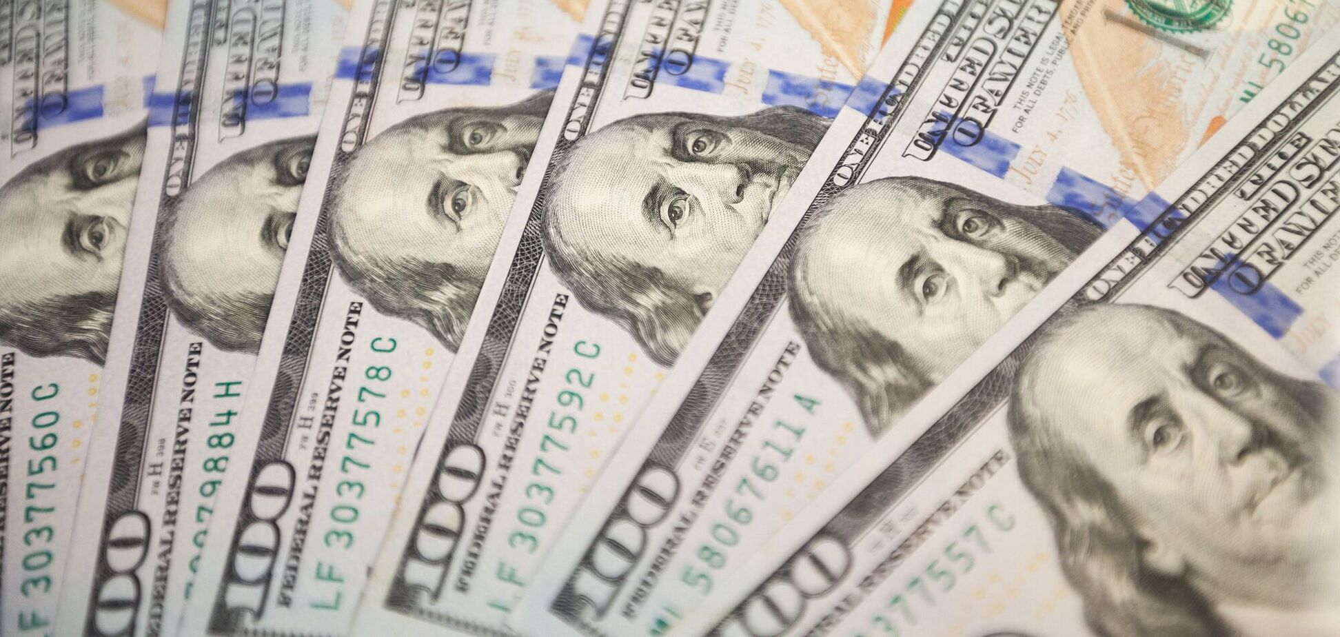 В украинских банках не стали удерживать доллар: какой теперь курс