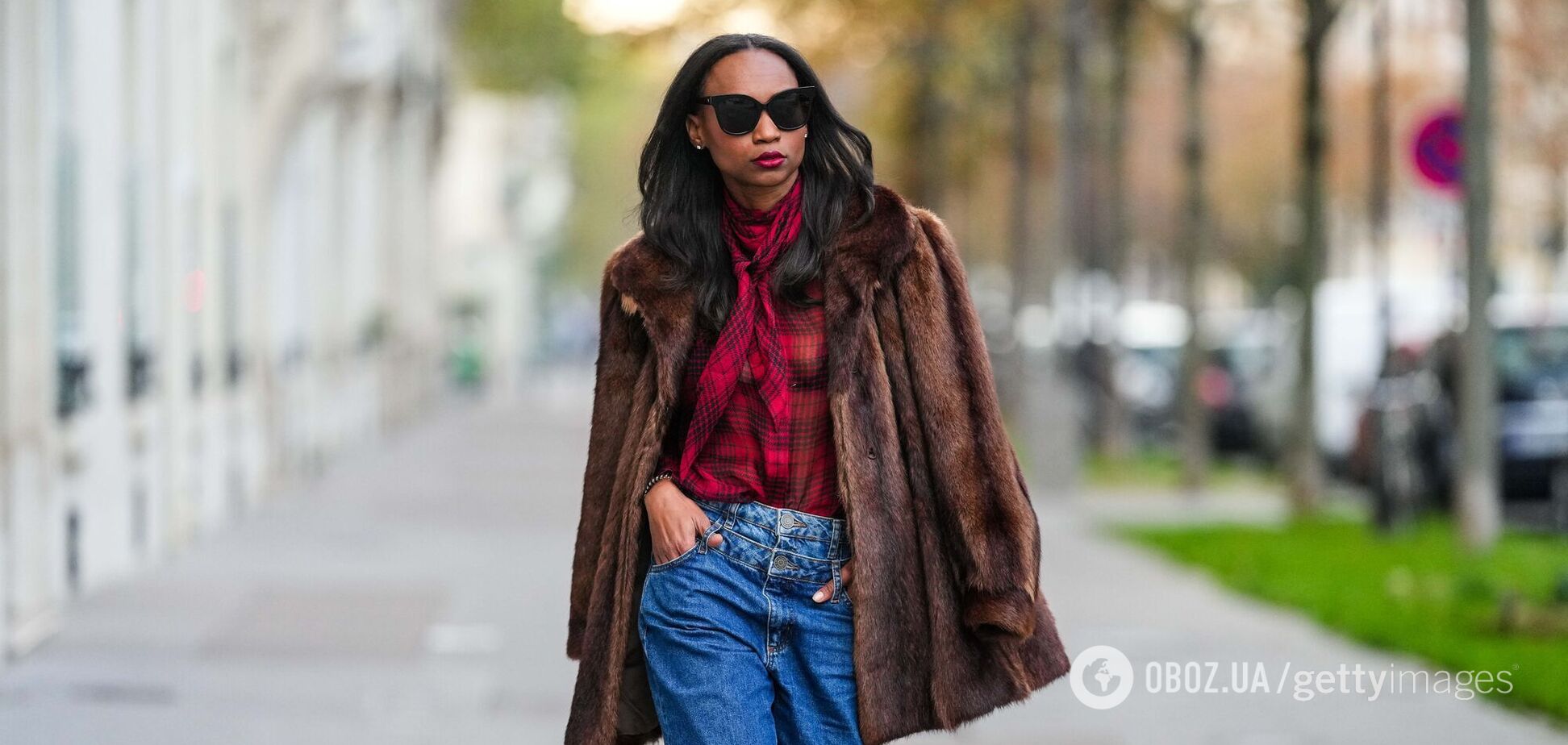 Непопулярный цвет джинсов стал трендом 2025 года: лучшие варианты весенних образов