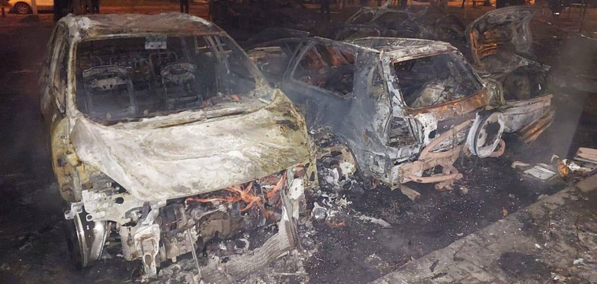 'Побачили, що машини горять, але підійти було неможливо': мешканці Одеси розповіли про наслідки ворожої атаки. Відео