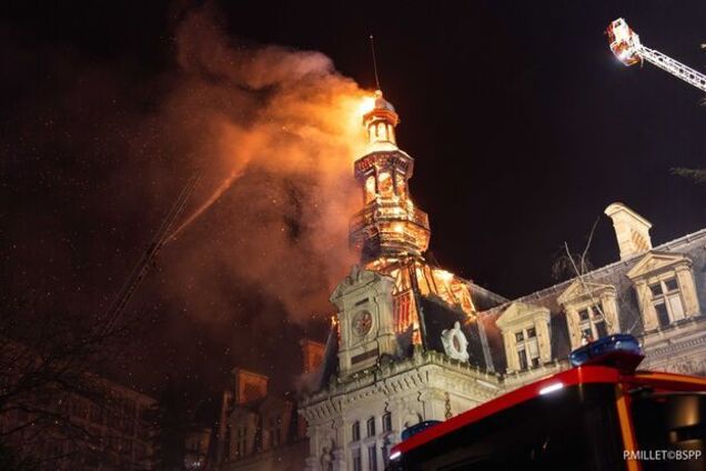 В Париже сгорела колокольня XIX века: полиция расследует обстоятельства. Фото и видео