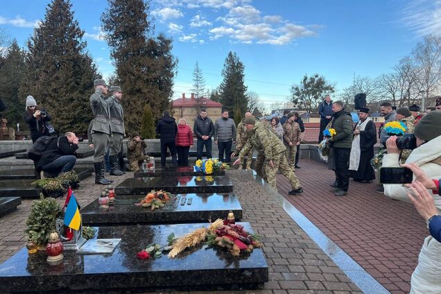 Зажгли лампадки и возложили цветы к могилам: во Львове почтили память Героев Крут. Фото