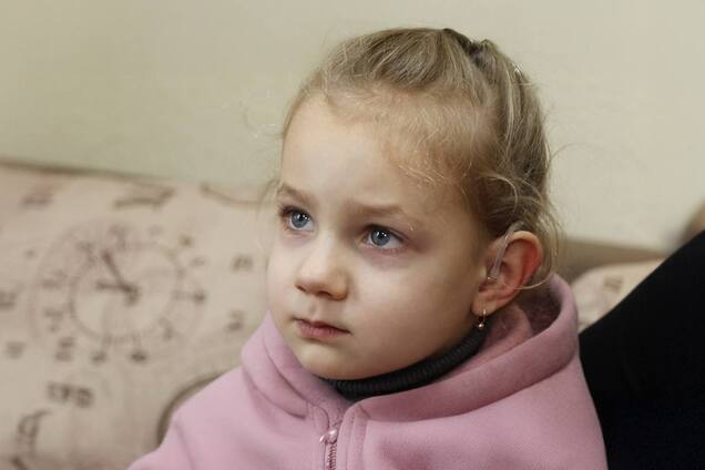 4-летняя София из Каменского получила слуховые аппараты, предоставленные Фондом Рината Ахметова