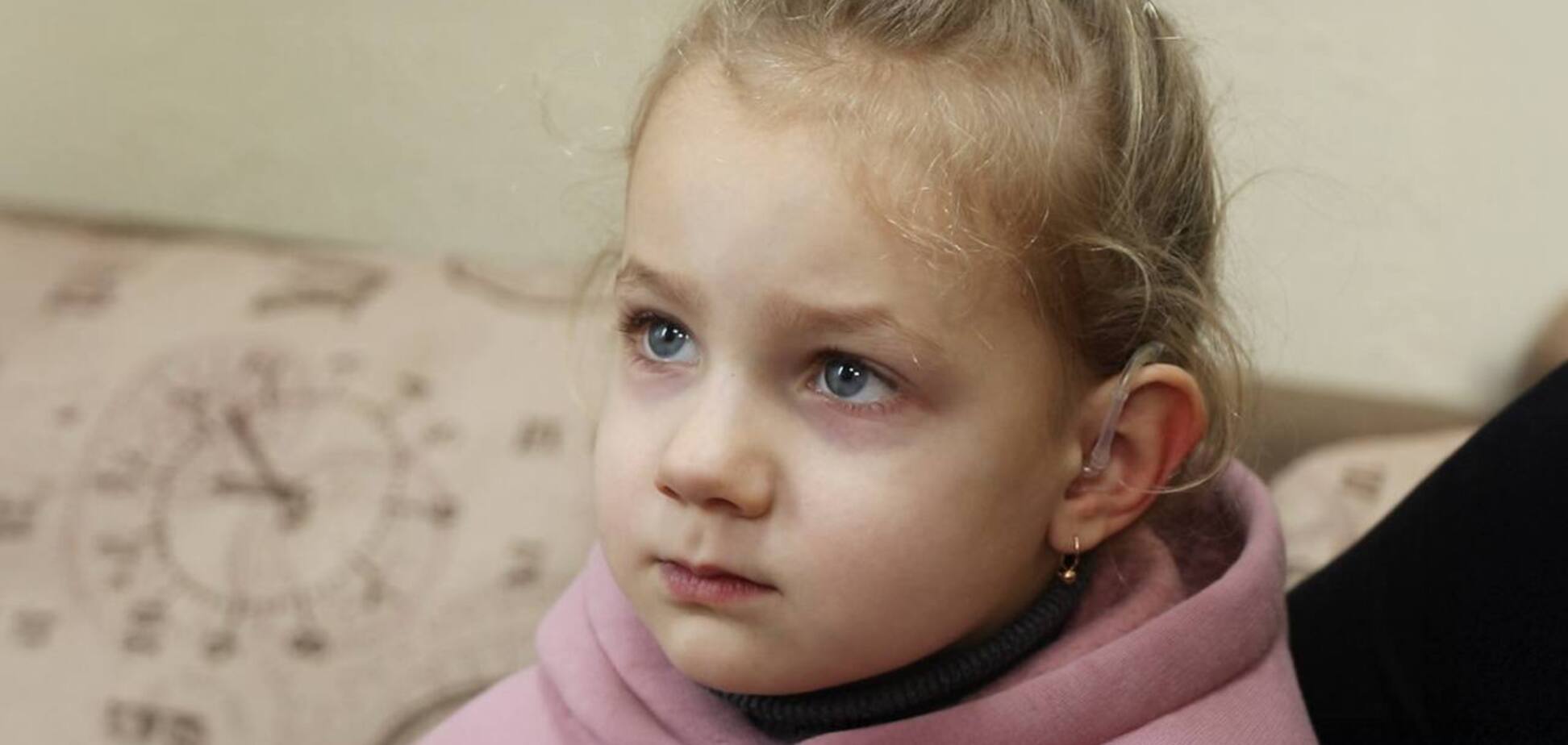 4-летняя София из Каменского получила слуховые аппараты, предоставленные Фондом Рината Ахметова